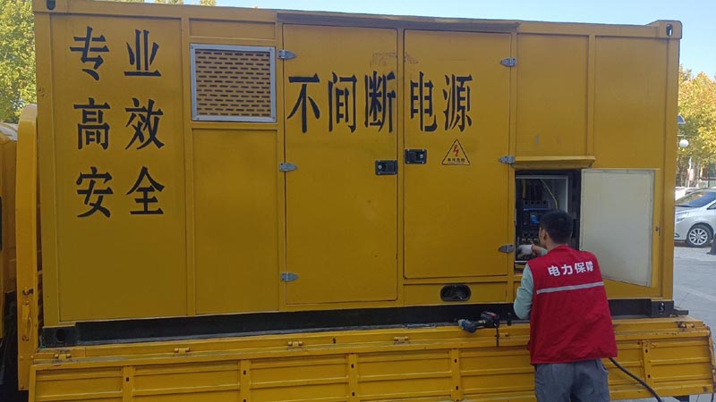 万秀柴油发电机组和UPS电源配合使用时，如何避免切换过程中的电力中断？