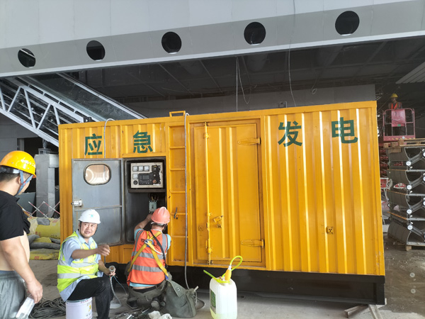 万秀怎样判断空气滤清器是否需要更换？